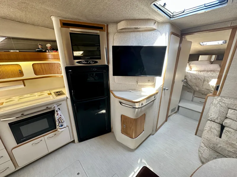 Slide: The Image of Sea Ray 420 Express Cruiser 1991 - 15