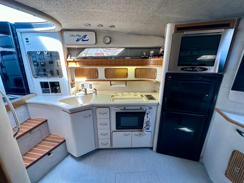 Slide: The Image of Sea Ray 420 Express Cruiser 1991 - 16