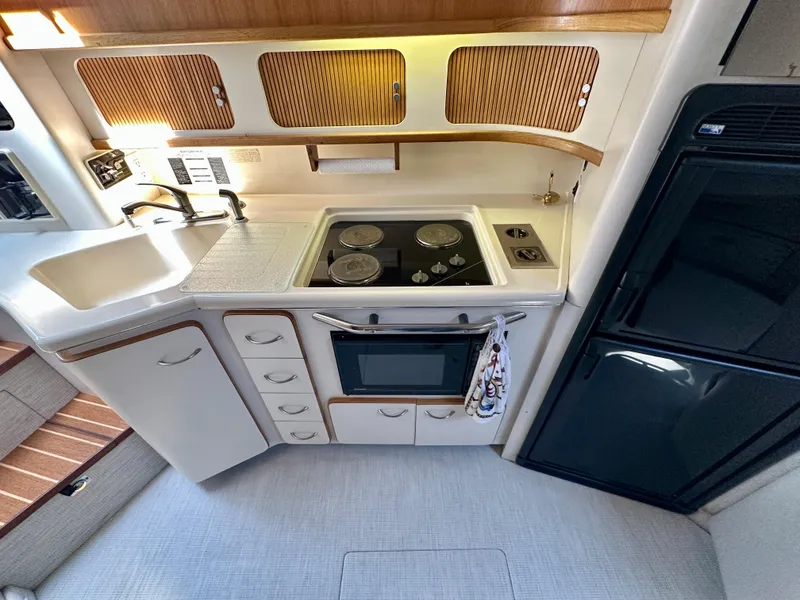 Slide: The Image of Sea Ray 420 Express Cruiser 1991 - 18