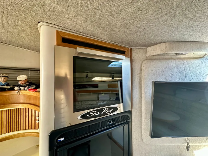 Slide: The Image of Sea Ray 420 Express Cruiser 1991 - 19