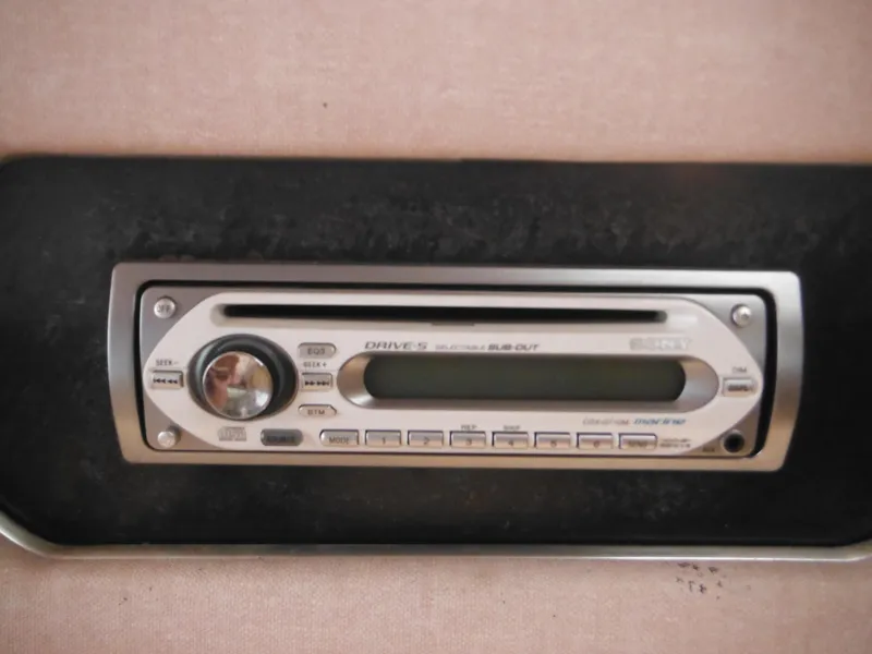 Slide: The Image of 1988 Sea Ray 268 Sundancer boat stereo system. - 36