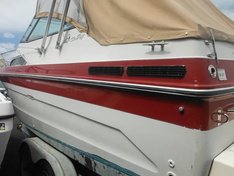 Slide: The Image of 1988 Sea Ray 268 Sundancer boat with red and white exterior. - 5