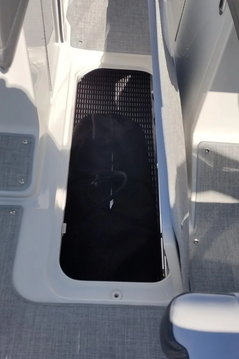 Slide: The Image of Formula 240 Bowrider 2024 - 54