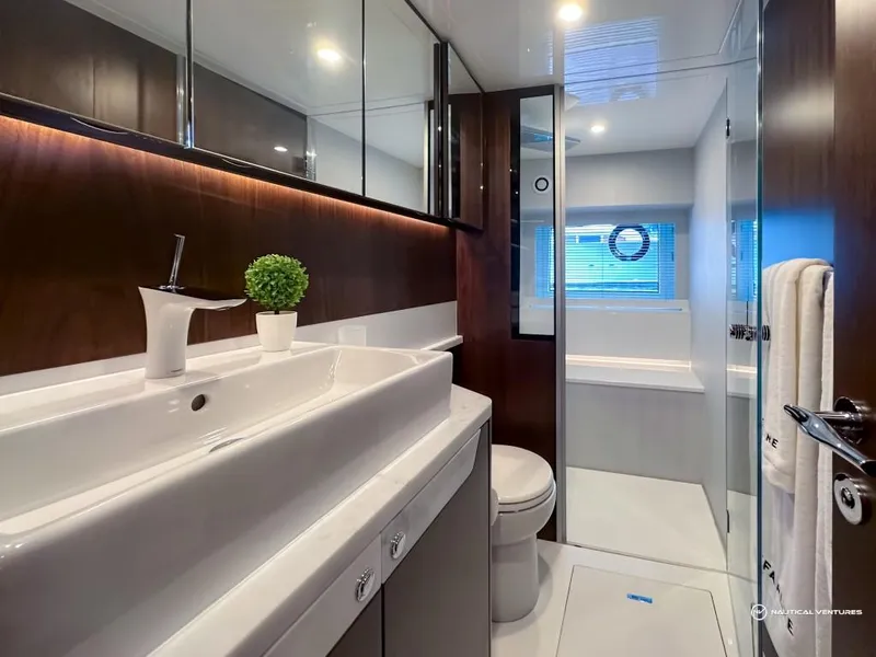 Slide: The Image of Fairline Phantom 65 2023 - 69