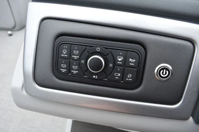 Slide: The Image of Regency 250 DL3 2024 - 24