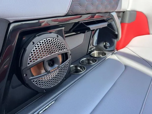 Slide: The Image of MasterCraft XT24 2024 - 10