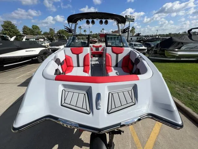 Slide: The Image of MasterCraft XT24 2024 - 15