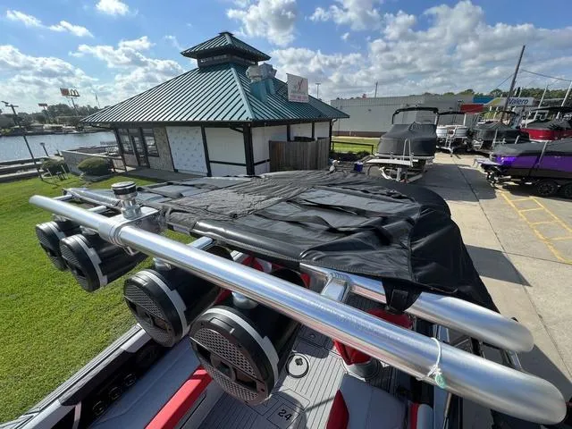 Slide: The Image of MasterCraft XT24 2024 - 17