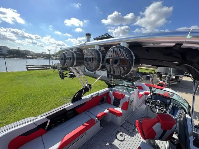 Slide: The Image of MasterCraft XT24 2024 - 4