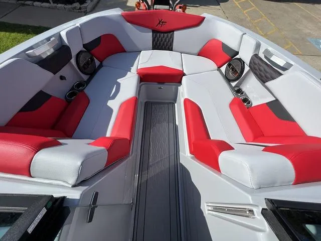 Slide: The Image of MasterCraft XT24 2024 - 5