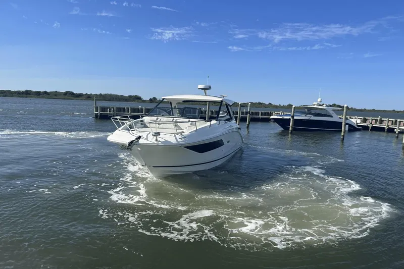 Slide: The Image of Sea Ray 320 Sundancer 2024 - 10