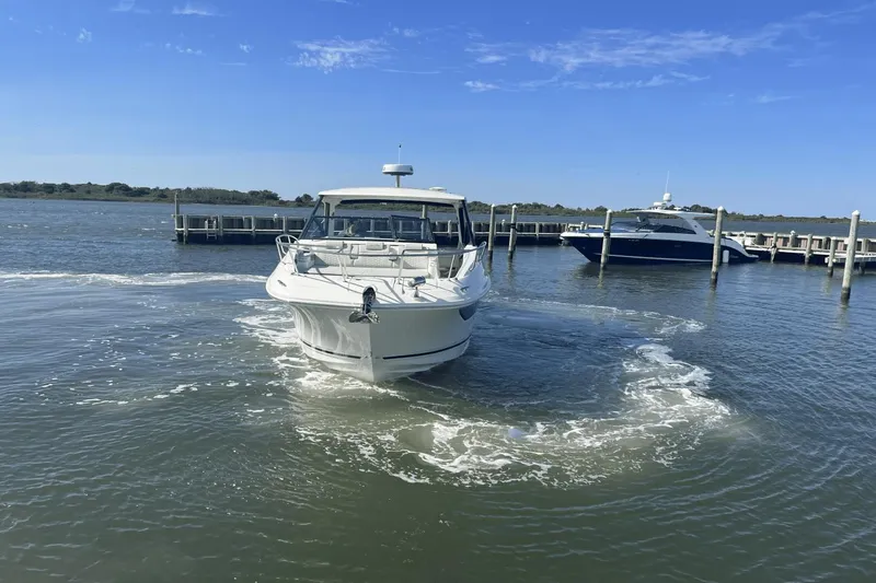 Slide: The Image of Sea Ray 320 Sundancer 2024 - 11