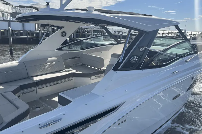 Slide: The Image of Sea Ray 320 Sundancer 2024 - 14