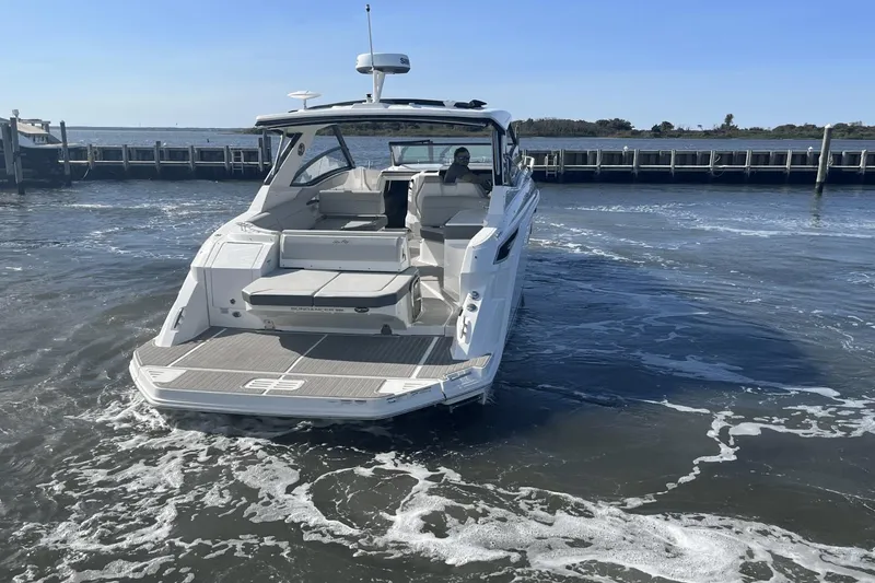 Slide: The Image of Sea Ray 320 Sundancer 2024 - 15