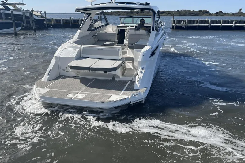 Slide: The Image of Sea Ray 320 Sundancer 2024 - 17