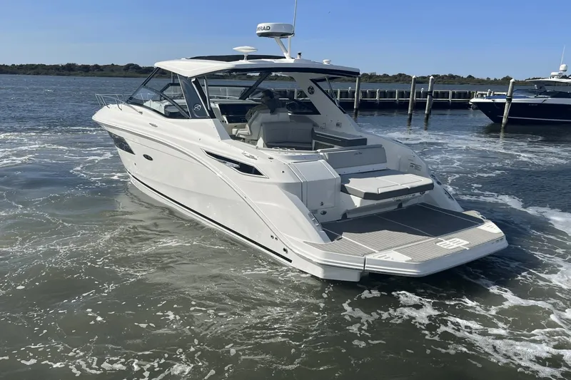 Slide: The Image of Sea Ray 320 Sundancer 2024 - 18