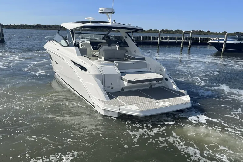 Slide: The Image of Sea Ray 320 Sundancer 2024 - 22