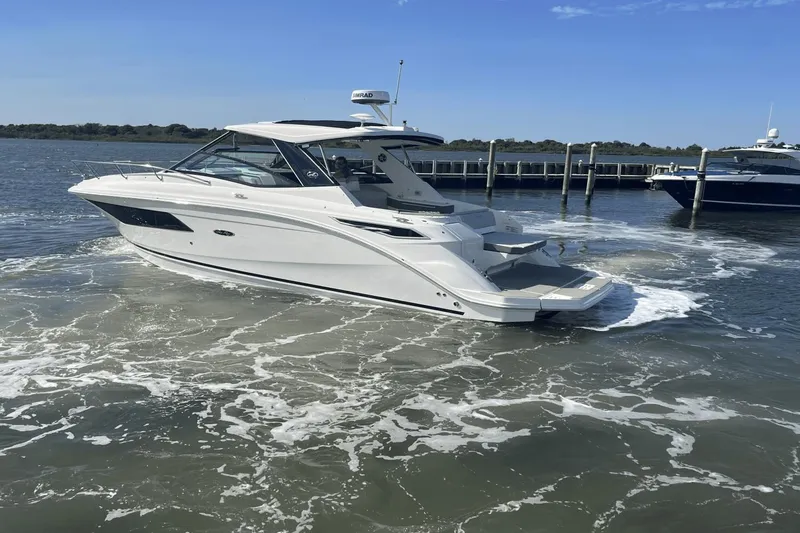 Slide: The Image of Sea Ray 320 Sundancer 2024 - 26