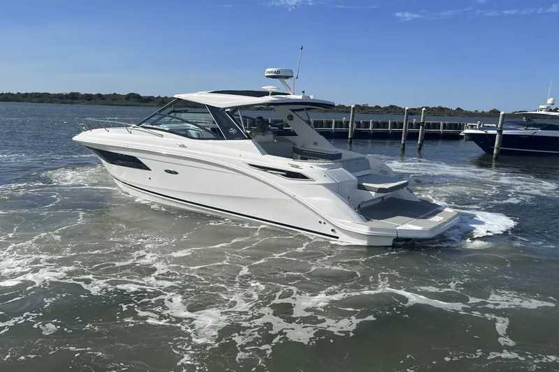 Slide: The Image of Sea Ray 320 Sundancer 2024 - 27