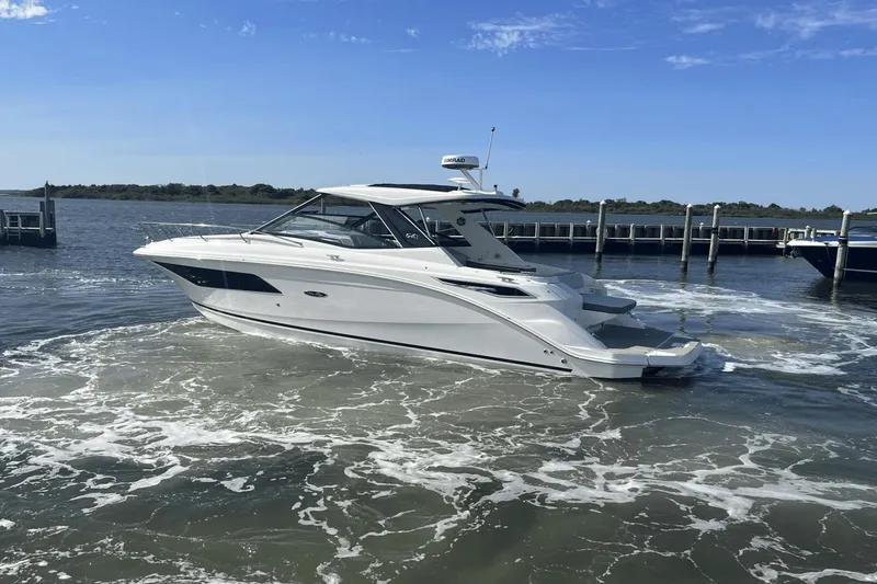 Slide: The Image of Sea Ray 320 Sundancer 2024 - 28