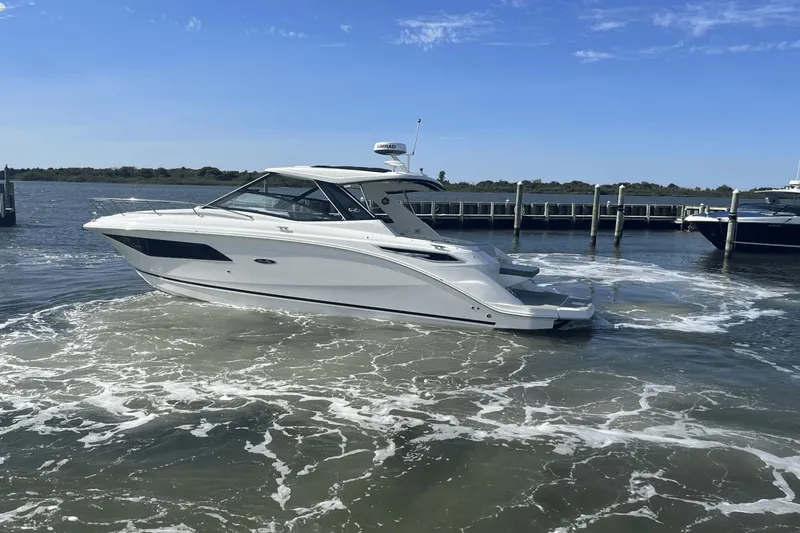 Slide: The Image of Sea Ray 320 Sundancer 2024 - 29