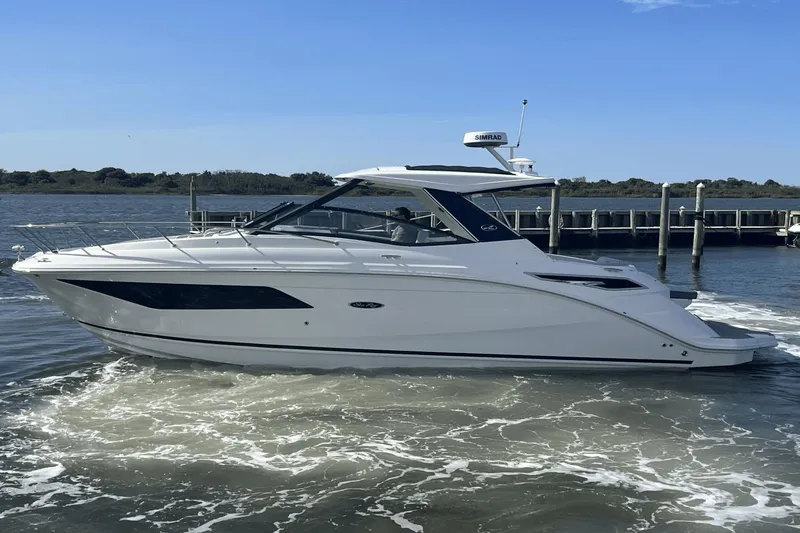 Slide: The Image of Sea Ray 320 Sundancer 2024 - 3