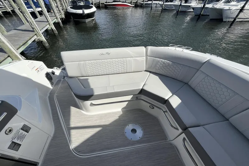 Slide: The Image of Sea Ray 320 Sundancer 2024 - 30
