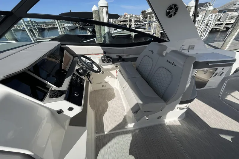 Slide: The Image of Sea Ray 320 Sundancer 2024 - 31