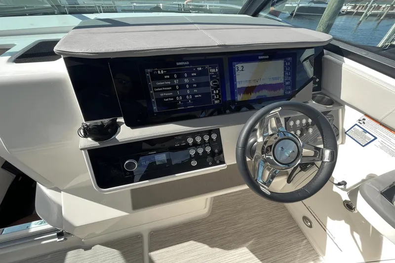 Slide: The Image of Sea Ray 320 Sundancer 2024 - 32