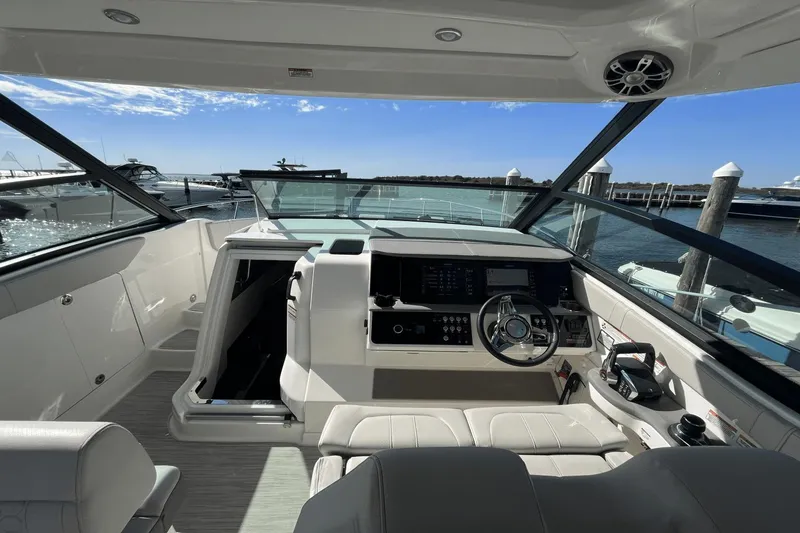 Slide: The Image of Sea Ray 320 Sundancer 2024 - 33