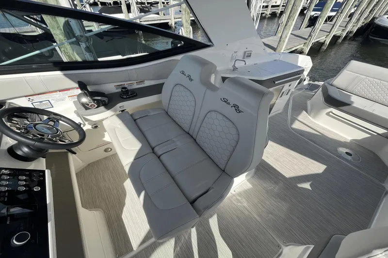 Slide: The Image of Sea Ray 320 Sundancer 2024 - 34