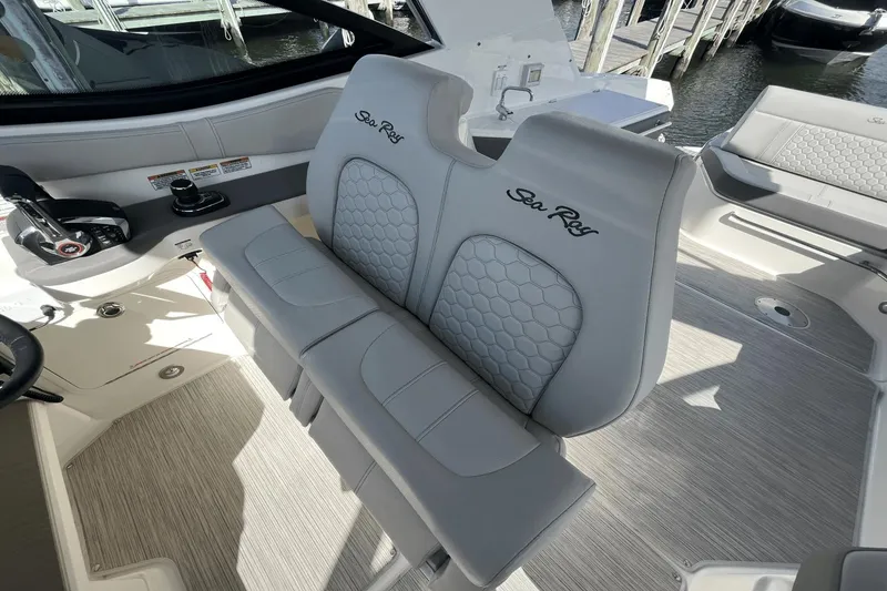 Slide: The Image of Sea Ray 320 Sundancer 2024 - 35