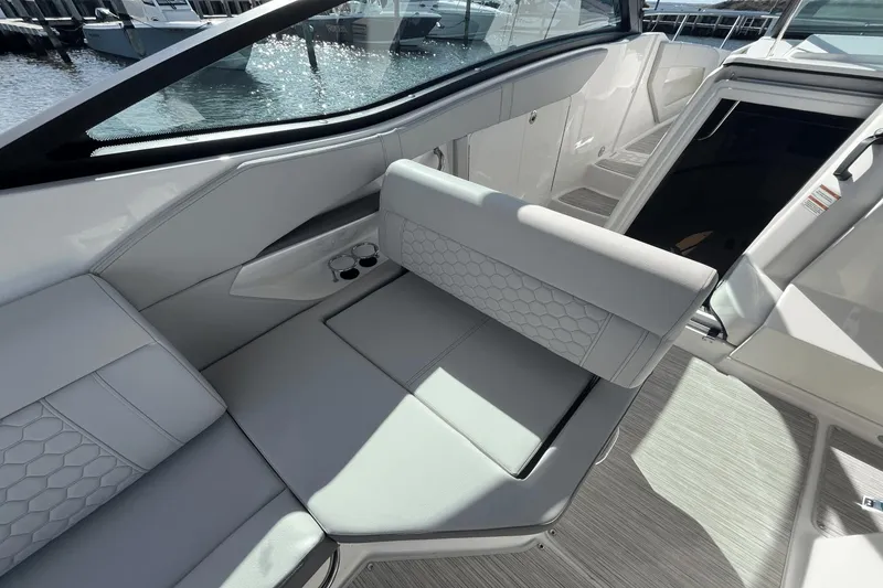 Slide: The Image of Sea Ray 320 Sundancer 2024 - 36