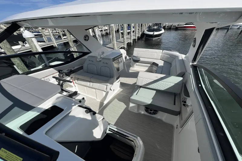 Slide: The Image of Sea Ray 320 Sundancer 2024 - 37