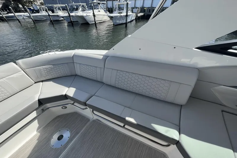 Slide: The Image of Sea Ray 320 Sundancer 2024 - 38