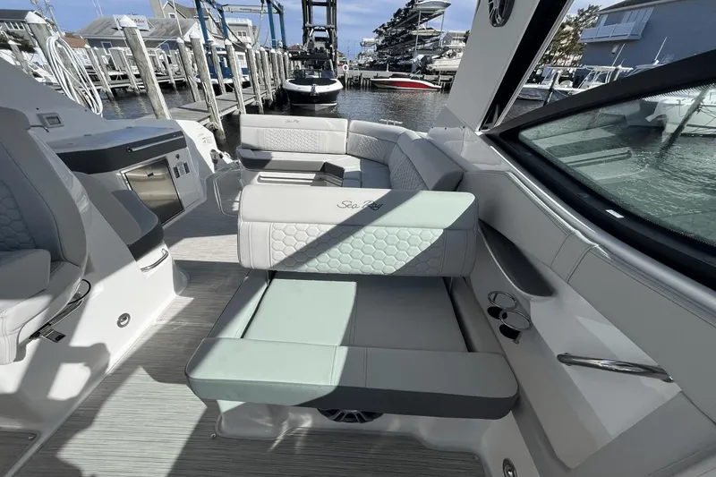 Slide: The Image of Sea Ray 320 Sundancer 2024 - 39