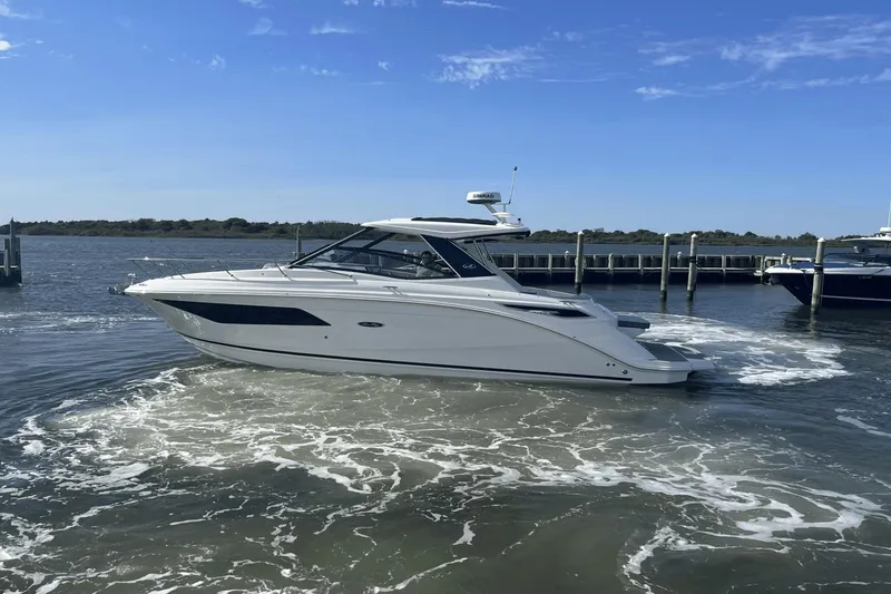 Slide: The Image of Sea Ray 320 Sundancer 2024 - 4