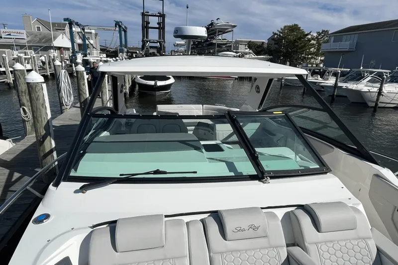 Slide: The Image of Sea Ray 320 Sundancer 2024 - 40
