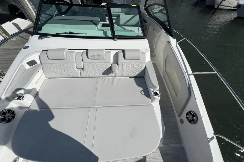 Slide: The Image of Sea Ray 320 Sundancer 2024 - 42