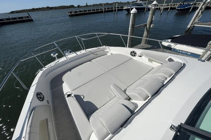 Slide: The Image of Sea Ray 320 Sundancer 2024 - 43