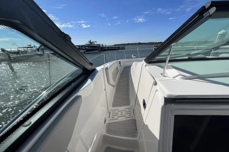 Slide: The Image of Sea Ray 320 Sundancer 2024 - 45