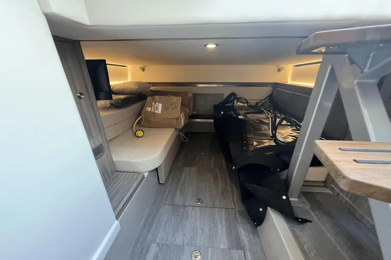 Slide: The Image of Sea Ray 320 Sundancer 2024 - 46