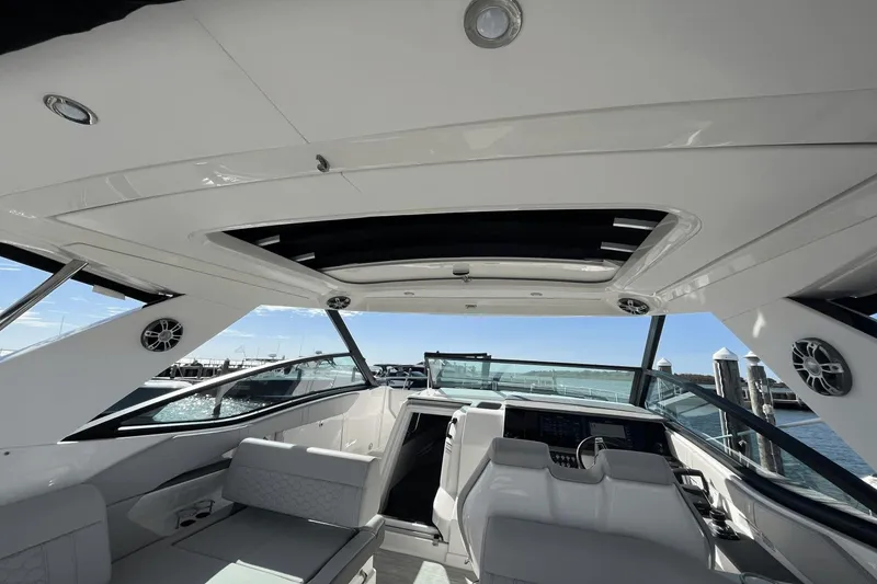 Slide: The Image of Sea Ray 320 Sundancer 2024 - 47