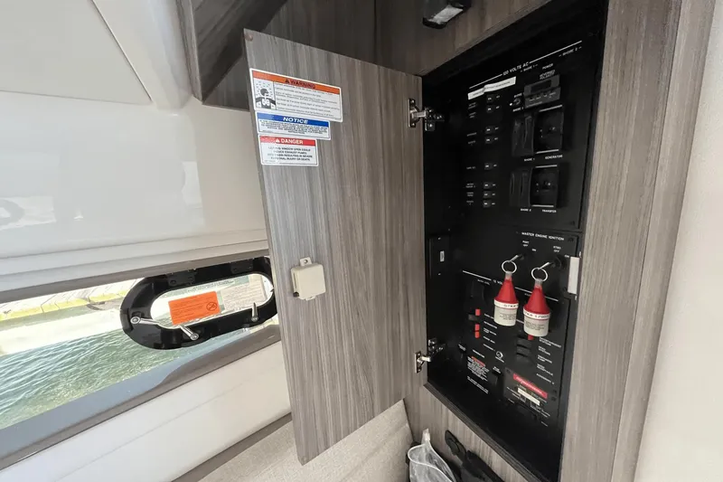 Slide: The Image of Sea Ray 320 Sundancer 2024 - 48