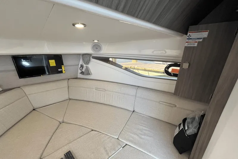 Slide: The Image of Sea Ray 320 Sundancer 2024 - 49