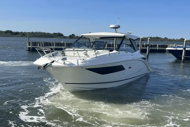 Slide: The Image of Sea Ray 320 Sundancer 2024 - 5