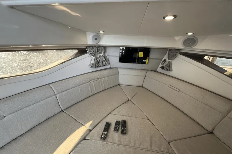 Slide: The Image of Sea Ray 320 Sundancer 2024 - 50