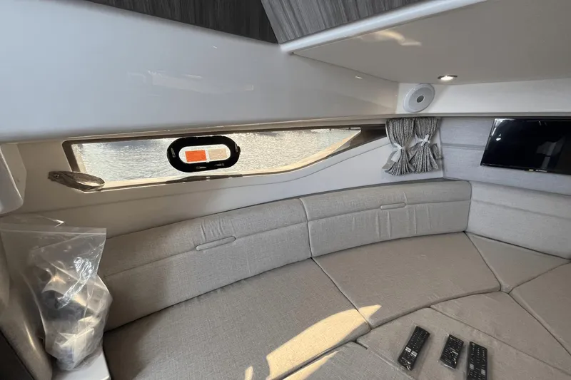 Slide: The Image of Sea Ray 320 Sundancer 2024 - 51