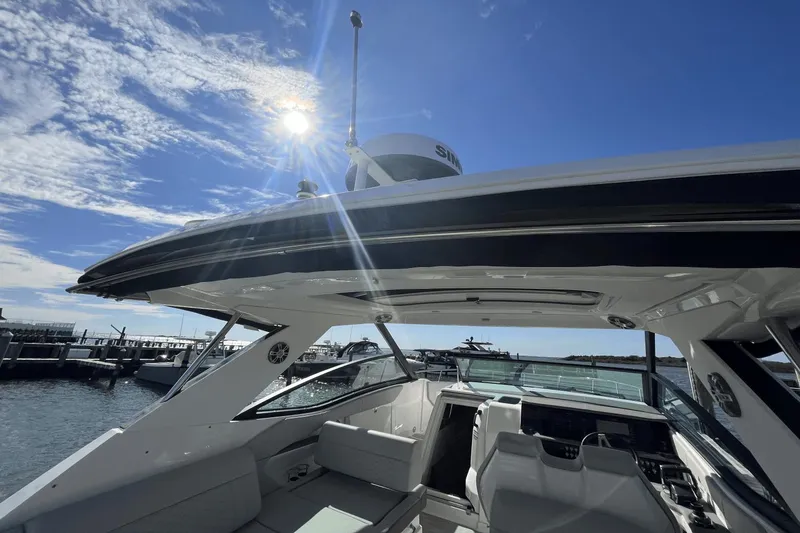 Slide: The Image of Sea Ray 320 Sundancer 2024 - 52