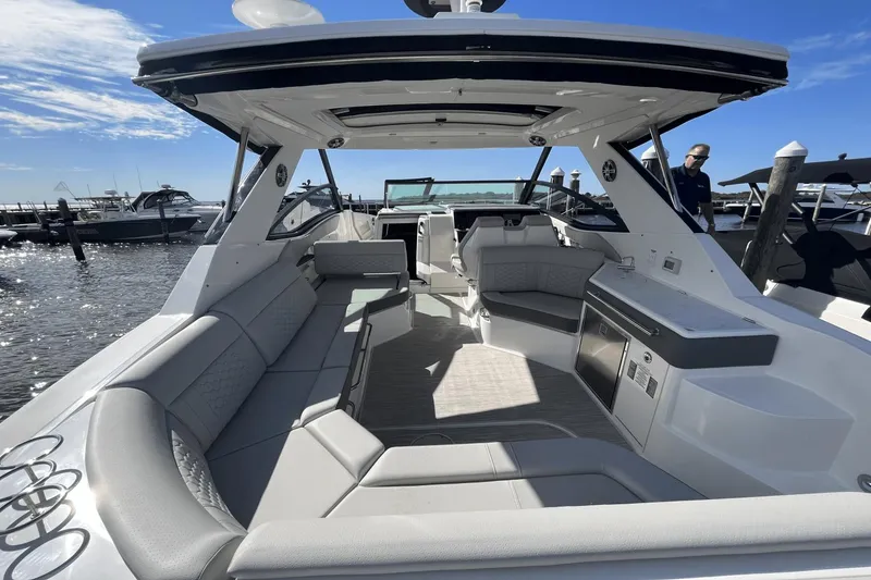 Slide: The Image of Sea Ray 320 Sundancer 2024 - 53